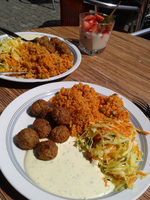 Falafeln mit Soja-Knoblauch-Dip dazu Gemüse-Bulgur